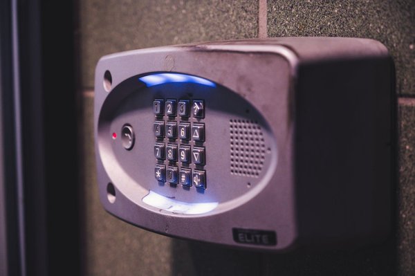 What are the key features to look for in a UK-compatible smart doorbell?